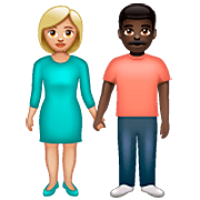 👩🏼‍🤝‍👨🏿 Emoji Mann und Frau halten Hände: mittelhelle Hautfarbe, dunkle Hautfarbe WhatsApp 2.22.8.79.
