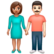 👩🏽‍🤝‍👨🏻 Emoji Mann und Frau halten Hände: mittlere Hautfarbe, helle Hautfarbe WhatsApp 2.22.8.79.