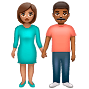 👩🏽‍🤝‍👨🏾 Emoji Mann und Frau halten Hände: mittlere Hautfarbe, mitteldunkle Hautfarbe WhatsApp 2.22.8.79.