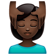 💆🏿‍♀️ Emoji Frau, die eine Kopfmassage bekommt: dunkle Hautfarbe WhatsApp 2.22.8.79.