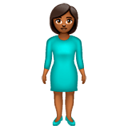 🧍🏾‍♀️ Emoji Mujer De Pie: Tono De Piel Oscuro Medio en WhatsApp 2.22.8.79.
