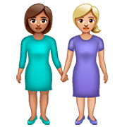 👩🏽‍🤝‍👩🏼 Emoji händchenhaltende Frauen: mittlere Hautfarbe, mittelhelle Hautfarbe WhatsApp 2.22.8.79.