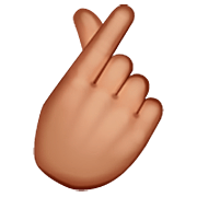 🫰🏽 Emoji Mano Con El Dedo Índice Y El Pulgar Cruzados: Tono De Piel Medio en WhatsApp 2.23.2.72.
