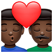 👨🏿‍❤️‍💋‍👨🏿 Emoji sich küssendes Paar - Mann: dunkle Hautfarbe, Mann: dunkle Hautfarbe WhatsApp 2.23.2.72.