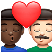 👨🏿‍❤️‍💋‍👨🏻 Emoji sich küssendes Paar - Mann: dunkle Hautfarbe, Mann: helle Hautfarbe WhatsApp 2.23.2.72.