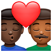 Emoji 👨🏿‍❤️‍💋‍👨🏾 Bacio Tra Coppia - Uomo: Carnagione Scura, Uomo: Carnagione Abbastanza Scura su WhatsApp 2.23.2.72.