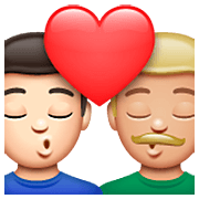 👨🏻‍❤️‍💋‍👨🏼 Emoji sich küssendes Paar - Mann: helle Hautfarbe, Mann: mittelhelle Hautfarbe WhatsApp 2.23.2.72.