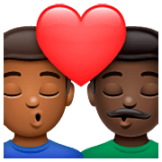 👨🏾‍❤️‍💋‍👨🏿 Emoji Beijo - Homem: Pele Morena Escura, Homem: Pele Escura na WhatsApp 2.23.2.72.