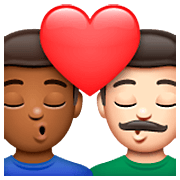 👨🏾‍❤️‍💋‍👨🏻 Emoji Beijo - Homem: Pele Morena Escura, Homem: Pele Clara na WhatsApp 2.23.2.72.
