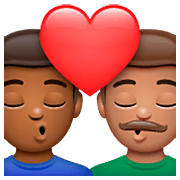 👨🏾‍❤️‍💋‍👨🏽 Emoji sich küssendes Paar - Mann: mitteldunkle Hautfarbe, Mann: mittlere Hautfarbe WhatsApp 2.23.2.72.