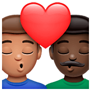 👨🏽‍❤️‍💋‍👨🏿 Emoji sich küssendes Paar - Mann: mittlere Hautfarbe, Mann: dunkle Hautfarbe WhatsApp 2.23.2.72.