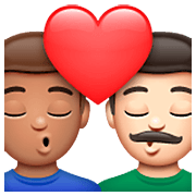 👨🏽‍❤️‍💋‍👨🏻 Emoji Beijo - Homem: Pele Morena, Homem: Pele Clara na WhatsApp 2.23.2.72.