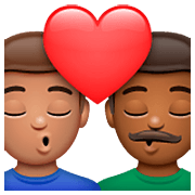 👨🏽‍❤️‍💋‍👨🏾 Emoji Beso - Hombre: Tono De Piel Claro Medio en WhatsApp 2.23.2.72.