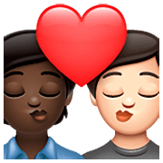Emoji 🧑🏿‍❤️‍💋‍🧑🏻 Bacio Tra Coppia: persona, persona, Carnagione Scura, Carnagione Chiara su WhatsApp 2.23.2.72.