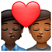 Emoji 🧑🏿‍❤️‍💋‍🧑🏾 Bacio Tra Coppia: persona, persona, Carnagione Scura, Carnagione Abbastanza Scura su WhatsApp 2.23.2.72.