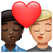 🧑🏿‍❤️‍💋‍🧑🏼 Emoji sich küssendes Paar: Person, Person, dunkle Hautfarbe, mittelhelle Hautfarbe WhatsApp 2.23.2.72.