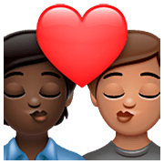 Emoji 🧑🏿‍❤️‍💋‍🧑🏽 Bacio Tra Coppia: persona, persona, Carnagione Scura, Carnagione Olivastra su WhatsApp 2.23.2.72.