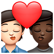 Emoji 🧑🏻‍❤️‍💋‍🧑🏿 Bacio Tra Coppia: persona, persona, Carnagione Chiara, Carnagione Scura su WhatsApp 2.23.2.72.