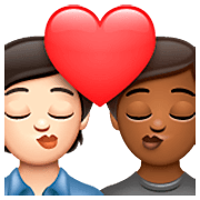 Emoji 🧑🏻‍❤️‍💋‍🧑🏾 Bacio Tra Coppia: persona, persona, Carnagione Chiara, Carnagione Abbastanza Scura su WhatsApp 2.23.2.72.