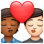Emoji 🧑🏾‍❤️‍💋‍🧑🏻 Bacio Tra Coppia: persona, persona, Carnagione Abbastanza Scura, Carnagione Chiara su WhatsApp 2.23.2.72.