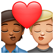 Emoji 🧑🏾‍❤️‍💋‍🧑🏼 Bacio Tra Coppia: persona, persona, Carnagione Abbastanza Scura, Carnagione Abbastanza Chiara su WhatsApp 2.23.2.72.