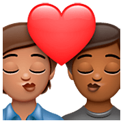 Emoji 🧑🏽‍❤️‍💋‍🧑🏾 Bacio Tra Coppia: persona, persona, Carnagione Olivastra, Carnagione Abbastanza Scura su WhatsApp 2.23.2.72.