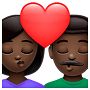 👩🏿‍❤️‍💋‍👨🏿 Emoji sich küssendes Paar - Frau: dunkle Hautfarbe, Mann: dunkle Hautfarbe WhatsApp 2.23.2.72.