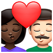 👩🏿‍❤️‍💋‍👨🏻 Emoji sich küssendes Paar - Frau: dunkle Hautfarbe, Mann: helle Hautfarbe WhatsApp 2.23.2.72.