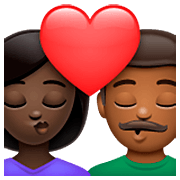 👩🏿‍❤️‍💋‍👨🏾 Emoji sich küssendes Paar - Frau: dunkle Hautfarbe, Mann: mitteldunkle Hautfarbe WhatsApp 2.23.2.72.