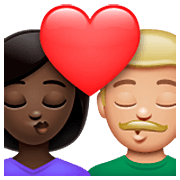 👩🏿‍❤️‍💋‍👨🏼 Emoji Beso - Mujer: Tono De Piel Oscuro, Hombre: Tono De Piel Claro Medio en WhatsApp 2.23.2.72.
