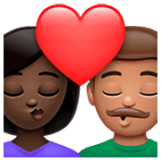 Emoji 👩🏿‍❤️‍💋‍👨🏽 Bacio Tra Coppia - Donna: Carnagione Scura, Uomo: Carnagione Olivastra su WhatsApp 2.23.2.72.