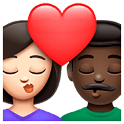 Emoji 👩🏻‍❤️‍💋‍👨🏿 Bacio Tra Coppia - Donna: Carnagione Chiara, Uomo: Carnagione Scura su WhatsApp 2.23.2.72.