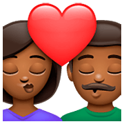 👩🏾‍❤️‍💋‍👨🏾 Emoji Beso - Mujer: Tono De Piel Oscuro Medio, Hombre: Tono De Piel Oscuro Medio en WhatsApp 2.23.2.72.