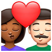 👩🏾‍❤️‍💋‍👨🏻 Emoji Beso Mujer: Tono De Piel Oscuro Medio, Hombre: Tono De Piel Claro en WhatsApp 2.23.2.72.