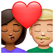 👩🏾‍❤️‍💋‍👨🏼 Emoji Beso - Mujer: Tono De Piel Oscuro Medio, Hombre: Tono De Piel Claro Medio en WhatsApp 2.23.2.72.