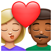 👩🏼‍❤️‍💋‍👨🏾 Emoji sich küssendes Paar - Frau: mittelhelle Hautfarbe, Mann: mitteldunkle Hautfarbe WhatsApp 2.23.2.72.