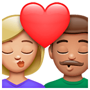 👩🏼‍❤️‍💋‍👨🏽 Emoji sich küssendes Paar - Frau: mittelhelle Hautfarbe, Mann: mittlere Hautfarbe WhatsApp 2.23.2.72.