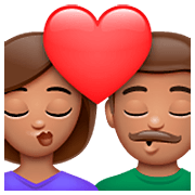 Emoji 👩🏽‍❤️‍💋‍👨🏽 Bacio Tra Coppia - Donna: Carnagione Olivastra, Uomo: Carnagione Olivastra su WhatsApp 2.23.2.72.