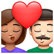 Emoji 👩🏽‍❤️‍💋‍👨🏻 Bacio Tra Coppia - Donna: Carnagione Olivastra, Uomo: Carnagione Chiara su WhatsApp 2.23.2.72.