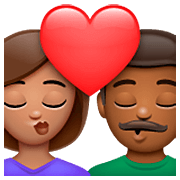 👩🏽‍❤️‍💋‍👨🏾 Emoji sich küssendes Paar - Frau: mittlere Hautfarbe, Mann: mitteldunkle Hautfarbe WhatsApp 2.23.2.72.