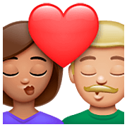 Emoji 👩🏽‍❤️‍💋‍👨🏼 Bacio Tra Coppia - Donna: Carnagione Olivastra, Uomo: Carnagione Abbastanza Chiara su WhatsApp 2.23.2.72.
