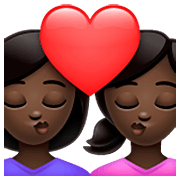 👩🏿‍❤️‍💋‍👩🏿 Emoji sich küssendes Paar - Frau, Frau: dunkle Hautfarbe, dunkle Hautfarbe WhatsApp 2.23.2.72.