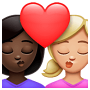 👩🏿‍❤️‍💋‍👩🏼 Emoji sich küssendes Paar - Frau: dunkle Hautfarbe, Frau: mittelhelle Hautfarbe WhatsApp 2.23.2.72.