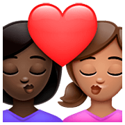 👩🏿‍❤️‍💋‍👩🏽 Emoji Beijo - Mulher: Pele Escura, Mulher: Pele Morena na WhatsApp 2.23.2.72.