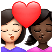 👩🏻‍❤️‍💋‍👩🏿 Emoji sich küssendes Paar - Frau, Frau: helle Hautfarbe, dunkle Hautfarbe WhatsApp 2.23.2.72.