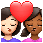 Emoji 👩🏻‍❤️‍💋‍👩🏾 Bacio Tra Coppia - Donna: Carnagione Chiara, Donna: Carnagione Abbastanza Scura su WhatsApp 2.23.2.72.