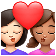 Emoji 👩🏻‍❤️‍💋‍👩🏽 Bacio Tra Coppia - Donna: Carnagione Chiara, Donna: Carnagione Abbastanza Chiara su WhatsApp 2.23.2.72.