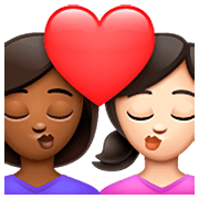 👩🏾‍❤️‍💋‍👩🏻 Emoji sich küssendes Paar - Frau: mitteldunkle Hautfarbe, Frau: helle Hautfarbe WhatsApp 2.23.2.72.
