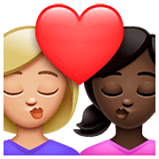 👩🏼‍❤️‍💋‍👩🏿 Emoji sich küssendes Paar - Frau: helle Hautfarbe, Frau: dunkle Hautfarbe WhatsApp 2.23.2.72.