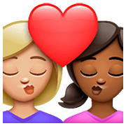 👩🏼‍❤️‍💋‍👩🏾 Emoji sich küssendes Paar - Frau: helle Hautfarbe, Frau: mitteldunkle Hautfarbe WhatsApp 2.23.2.72.